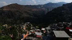 Pemandangan permukiman kumuh Petare di Caracas pada 19 Mei 2019. Petare yang merupakan kawasan kumuh terbesar di Venezuela menjadi rumah bagi lebih dari 500.000 jiwa. (Photo by MARVIN RECINOS / AFP)