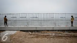 Proyek pembangunan Dam di kawasan Pasar Ikan Muara Baru, Jakarta, Senin (3/10). Pemprov DKI Jakarta akan mempercepat pembangunan tanggul laut guna mencegah terjadinya kembali banjir rob di kawasan tersebut. (Liputan6.com/Faizal Fanani)