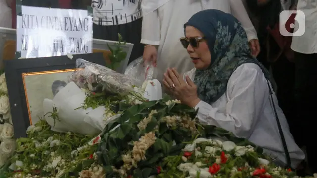 Sejumlah Pesohor Hadiri Prosesi Pemakaman Penyanyi dan Artis Legendaris Titiek Puspa