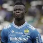 Striker Persib Bandung, Ezechiel N'Douasel, bersiap saat akan melawan TIRA Persikabo pada laga Piala Presiden 2019 di Stadion Si Jalak Harupat, Bandung, Sabtu (2/3). Persib kalah 1-2 dari TIRA. (Bola.com/Yoppy Renato)