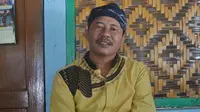 Kiai Sulam, juru kunci sekaligus imam masjid penganut Islam Aboge di Desa Cikakak, Kecamatan Wangon, Kabupaten Banyumas, Jateng. (Liputan6.com/Muhamad Ridlo)