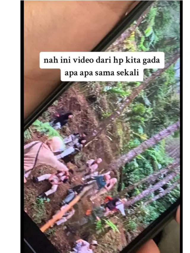 Viral Wanita Misterius di Foto Yearbook Latar Belakang Hutan, Ramai Disebut Editan