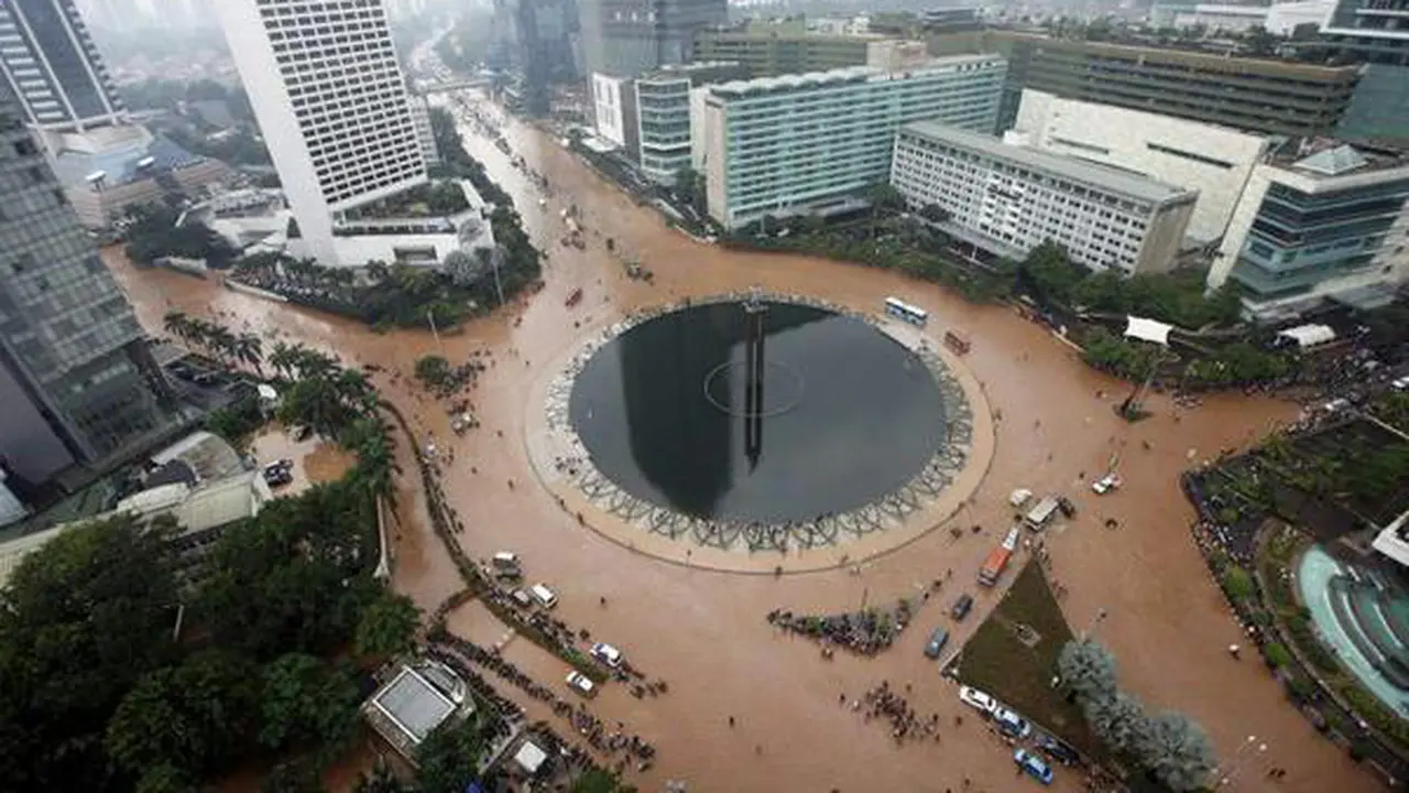 Potret Jantung Ibukota Lumpuh Dikepung Banjir