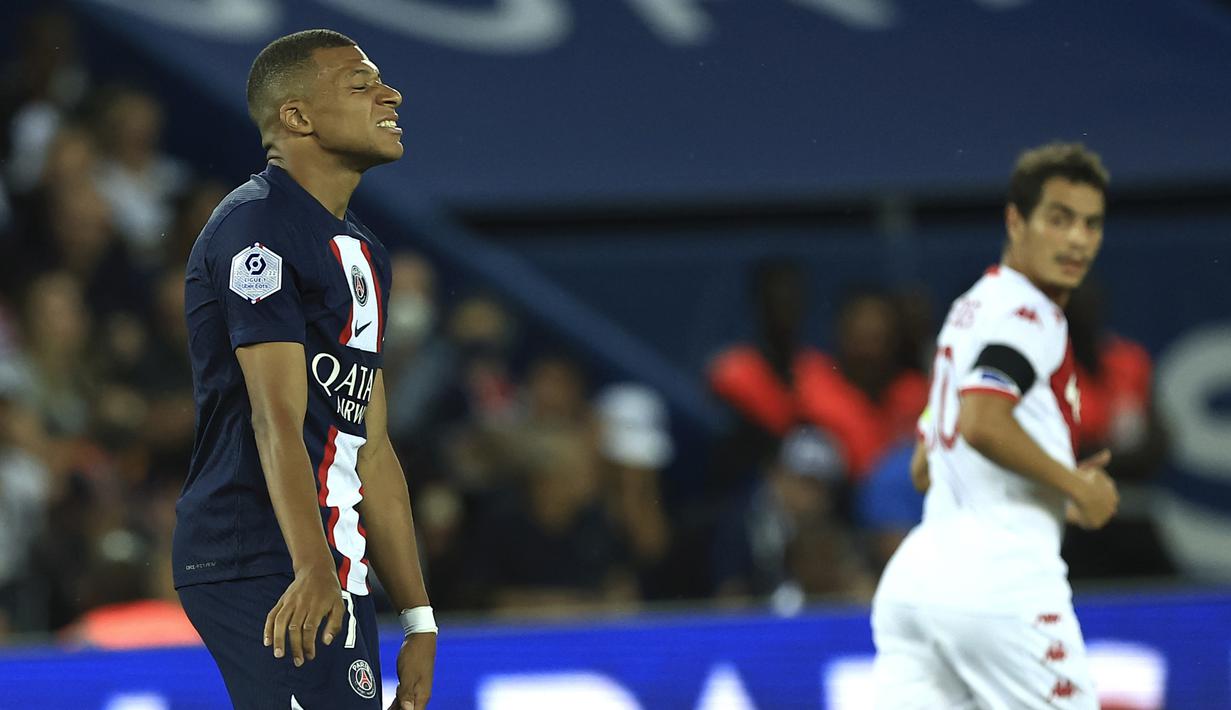 Paris Saint-Germain (PSG) gagal melanjutkan tren kemenangan keempatnya secara beruntun di awal musim 2022/2023 usai ditahan imbang 1-1 oleh tamunya AS Monaco di pekan ke-4 Liga Prancis 2022/2023. PSG bahkan sempat tertinggal lebih dahulu di babak pertama, sebelum akhirnya mampu mencetak gol penyeimbang di babak kedua. (AP/Aurelien Morissard)