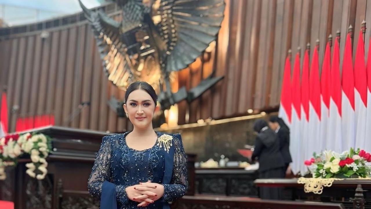 Potret Mikhaela Dampingi Nafa Urbach Saat Pelantikan DPR, Tampil Berkebaya - Makin Cantik