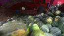 Pedagang memilah buah blewah yang dijajakan di Pasar Induk Kramat Jati, Jakarta, Kamis (24/5). Harga buah blewah selama bulan suci Ramadan masih stabil dan dijual dengan harga Rp 7.000 per Kg.  (Merdeka.com/Imam Buhori)