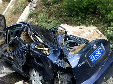 Sebuah mobil yang rusak saat terjadi gempa terlihat di Jiuzhaigou di provinsi Sichuan barat daya China (9/8). Sedikitnya 12 orang tewas ketika sebuah gempa berkekuatan 6,5 skala Richter melanda China barat day. (AFP Photo/Str/China Out) 