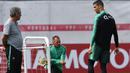 Pelatih Portugal, Fernando Santos (kiri) memberikan instruksi kepada Ronaldo pada sesi latihan di Kratovo, Moskow, (12/6/2018). Portugal akan mejalani laga perdana grup B melawan Spanyol. (AFP/Francisco Leong)
