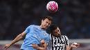 Striker Juventus, Andrea Barzagli (kanan) berebut bola dengan pemain Lazio, Stefan Radu, dalam final Piala Super Italia 2015 di Stadion Shanghai, Tiongkok. Sabtu (8/8/2015). (AFP Photo/Johanne Eisele)