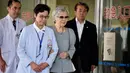 Mantan permaisuri Jepang Michiko meninggalkan Rumah Sakit Universitas Tokyo selepas menjalani operasi, Selasa (10/9/2019). Istri mantan kaisar Akihito yang mengundurkan diri dari jabatan kaisar akhir April lalu itu, diizinkan pulang usai menjalani operasi kanker payudara. (Kazuhiro Nogi/Pool via AP)