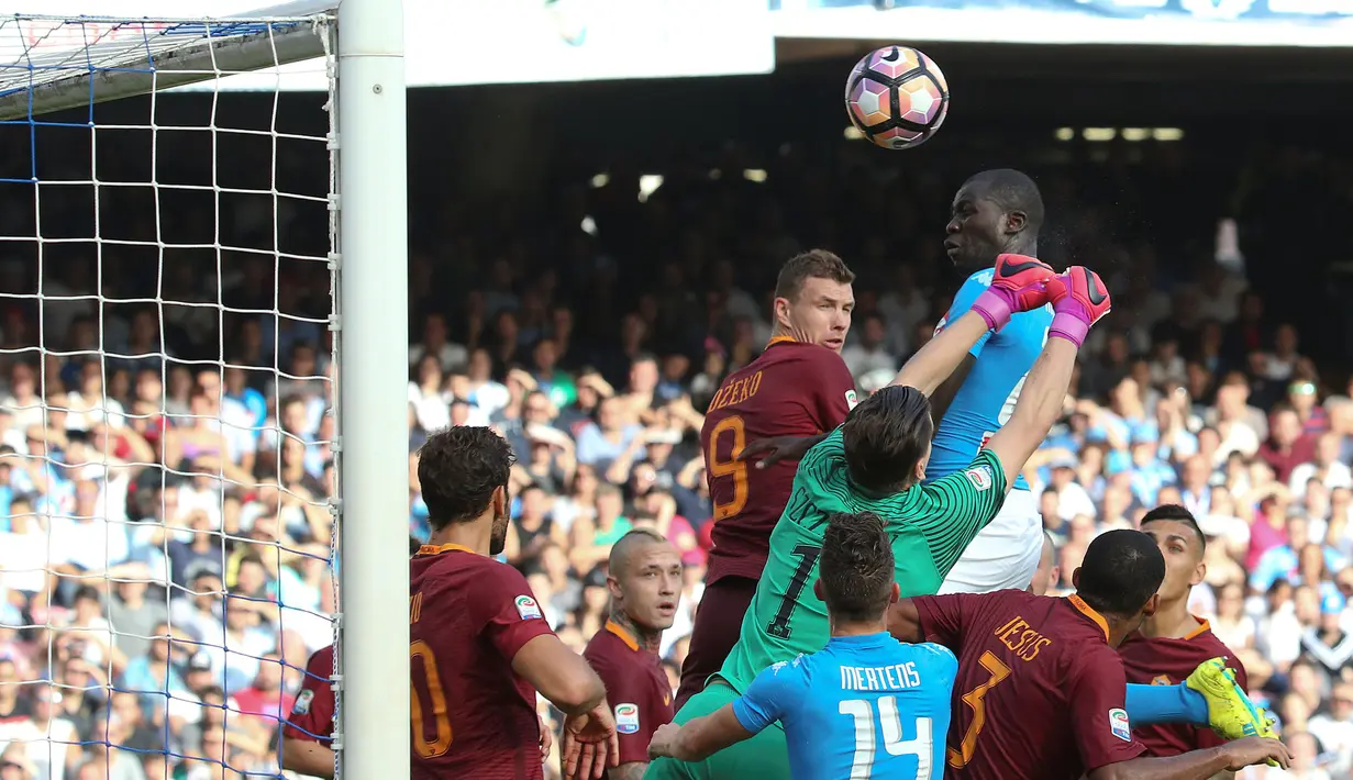 Pemain Napoli, Kalidou Koulibaly  mencoba menyundul bola ke gawang AS Roma pada lanjutan Serie A Italia di San Paolo Stadium, Naples (15/10/2016). (REUTERS/Stefano Rellandini)