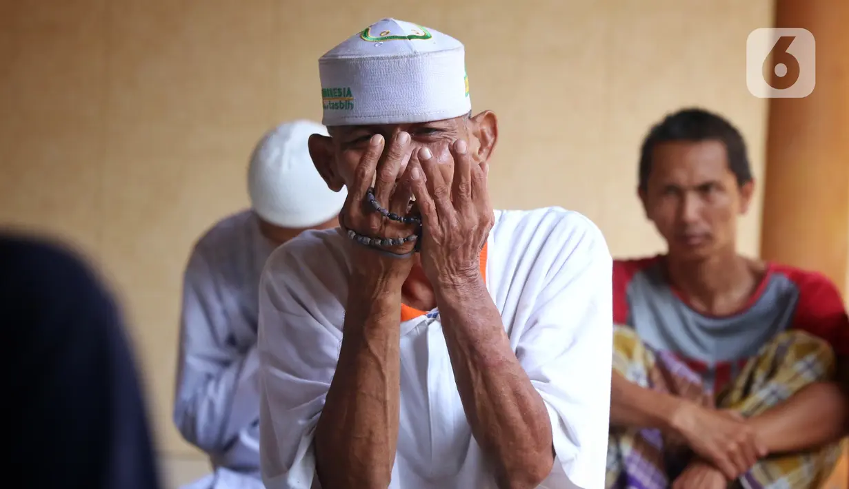 Seorang santri dengan gangguan jiwa berdoa usai melaksanakan salat ashar di Pondok Pesantren Daarut Tasbih. (Liputan6.com/Angga Yuniar)