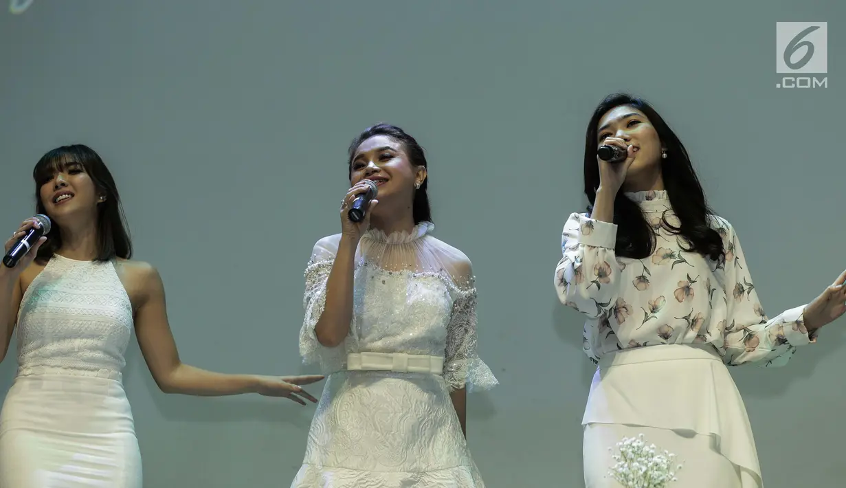Penyanyi Gisella Anastasia (kiri), Rossa (tengah), dan Isyana Sarasvati (kanan) saat bernyanyi bersama dalam acara konferensi pers Brand Ambassador Oriflame di Jakarta, Kamis (1/2). (Liputan6.com/Faizal Fanani)