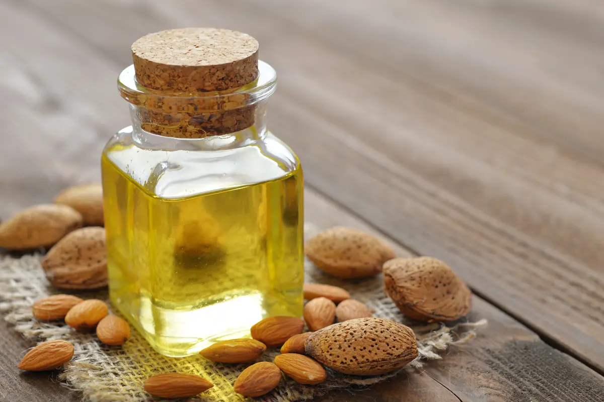 cerahkan ketiak hitam dgn minyak almond