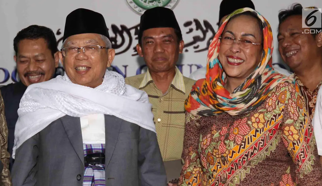 Budayawati Sukmawati Soekarnoputri didampingi Ketua MUI KH Ma'ruf Amin tersenyum usai pertemuan di kantor MUI, Jakarta, Kamis (5/4). Disela konferensi pers, MUI meminta umat Islam memaafkan permasalahan tersebut. (Liputan6.com/Angga Yuniar)