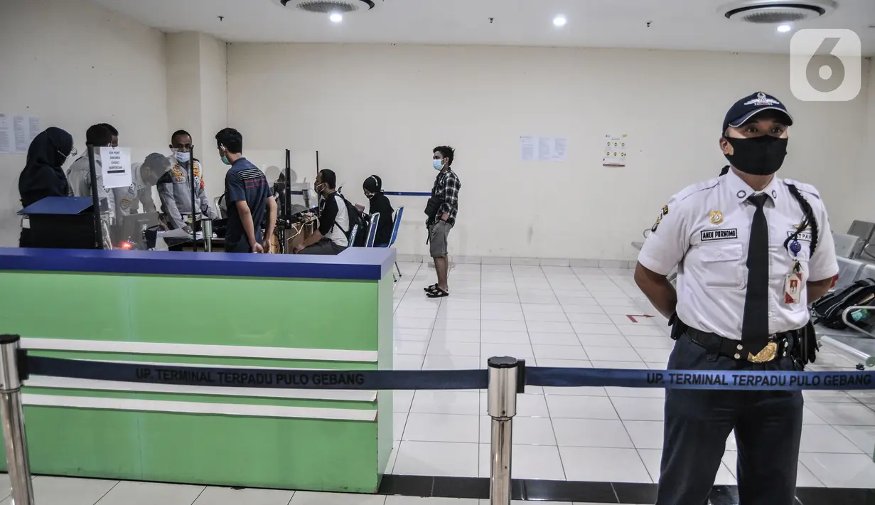 Calon penumpang melewati proses pemeriksaan dokumen dan Surat Izin Keluar Masuk (SIKM) sebelum keberangkatan di Terminal Pulogebang, Jakarta, Senin (10/5/2021). Pemberlakuan larangan mudik dan syarat wajib memiliki SIKM menyebabkan jumlah penumpang merosot drastis. (merdeka.com/Iqbal S Nugroho)