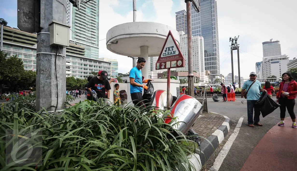 Balon Gubernur DKI Jakarta Sandiaga Uno bersama relawan bersihkan sampah saat Car Free Day dikawasan Bunderan HI, Jakarta, (27/3/2016). Dengan Kenakan kaos biru, Sandiaga Uno punguti sampah disepanjang kawasan Bunderan HI. (Liputan6.com/Faizal Fanani)