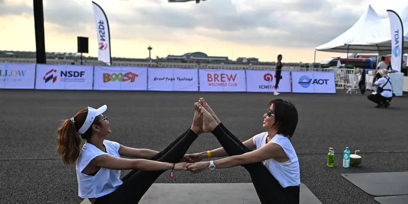 Ratusan orang melakukan yoga di landasan pacu bandara Thailand