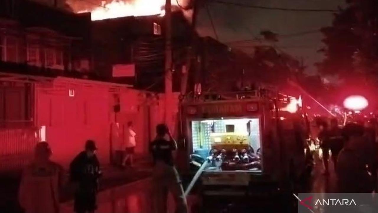 Korsleting Listrik Diduga Picu Kebakaran Hebat Gudang Onderdil di Cengkareng