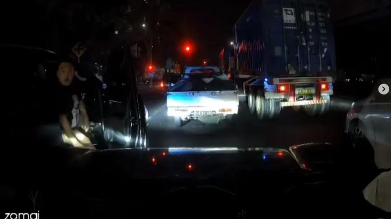 Kasubdit Jatanras, Polda Metro Jaya, AKBP Samian menyebut pihaknya telah melayangkan surat pemanggilan terhadap pemilik marketplace penjual pelat dinas polisi bodong tersebut.&nbsp;