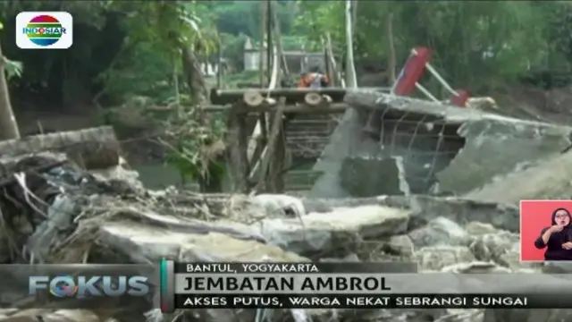 Banjir di Kabupaten Bantul menyebabkan jembatan penghubung di Desa Bintaran Wetan, Bantul, Yogyakarta putus hingga mengisolir 21 warga.