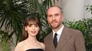 Lily Collins bersama suaminya Charlie McDowell berpose saatmenghadiri Ralph Lauren SS23 Runway Show di The Huntington Library, Art Collections, and Botanical Gardens di San Marino, California pada 13 Oktober 2022. Dia juga mengenakan jam tangan emas halus yang cocok dengan anting-anting melingkar bertabur menghiasi wajahnya. (Amy Sussman/Getty Images/AFP)