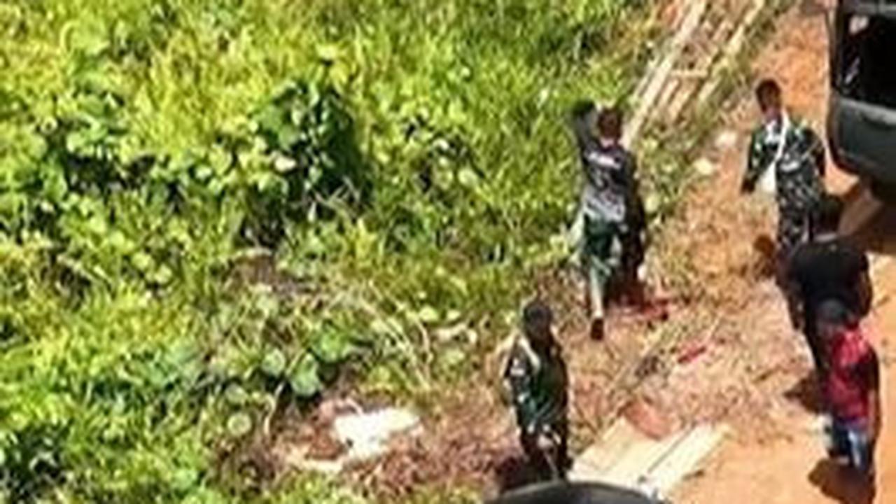 Momen Youtuber Bobon Santoso Dikawal Prajurit TNI Masuk ke Pelosok Papua untuk Memasak, Temui Banyak Lubang Bekas Peluru