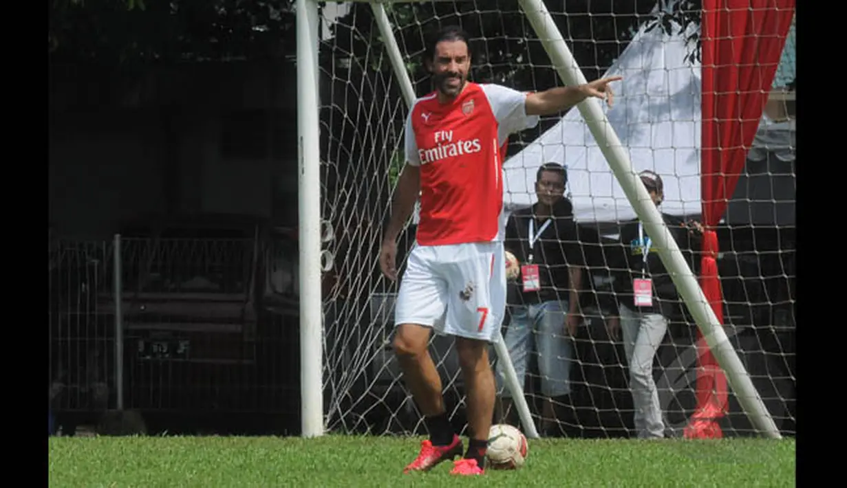 Legenda Arsenal, Robert Pires saat ikut ambil bagian pada Arsenal Football Marathon di International Sport Club of Indonesia, Ciputat, Sabtu (24/1/2015). (Liputan6.com/Herman Zakharia)
