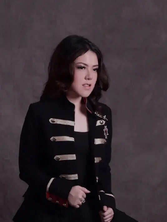 Tina Toon mengunggah tiga foto dan satu video singkat dengan menggunakan sandal jepit. "Selamat pagi semua dari duta sandal jepit," kata Tina Toon dalam video. (Instagram/tinatoon101)