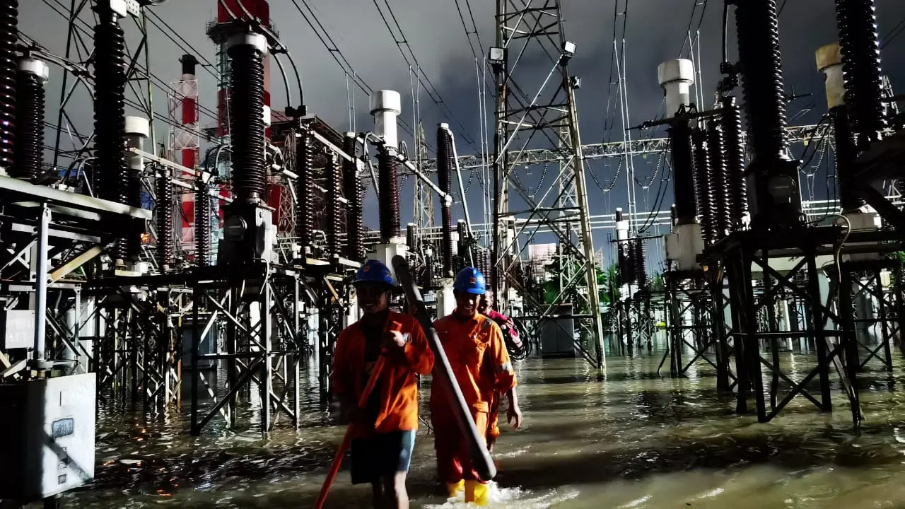 Petugas PLN saat mengamankan gardu Induk Tambak Lorok yang terdampak banjir Kota Semarang. (Foto: Liputan6.com/Ist/Felek Wahyu)