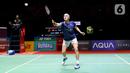 Pebulu tangkis tunggal putra Denmark Viktor Axelsen mengembalikan kok ke arah tunggal putra India Prannoy Haseena Sunil dalam babak semifinal Indonesia Open 2023 di Istora Senayan, Jakarta, Sabtu (17/6/2023). (Liputan6.com/Herman Zakharia)