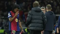Bek Barcelona, Jules Kounde, meninggalkan lapangan dengan kepala tertunduk pada leg pertama semifinal Liga Champions 2024/2025 melawan Inter Milan di Estadio Olimpic Lluis Companys, Kamis (1/5/2025) dini hari WIB. Jules Kounde ditarik keluar pada akhir babak pertama karena mengalami cedera. (AP Photo/Joan Monfort)
