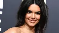 Deretan Selebritas Hollywood yang Berjuang Melawan Jerawat