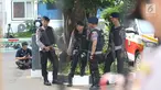 Personel polisi bersenjata laras panjang bersiaga di Pengadilan Negeri Jakarta Selatan pada sidang pembacaan vonis terdakwa terorisme Aman Abdurrahman, Jumat (22/6). Polisi mengerahkan 450 personel mengamankan jalannya sidang. (Liputan6.com/Angga Yuniar)