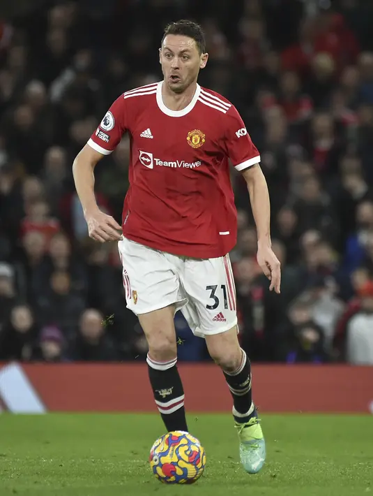 Gelandang Manchester United, Nemanja Matic membawa bola saat bertanding melawan Burnley pada pertandingan lanjutan Liga Inggris di di Old Trafford di Manchester, Inggris, Jumat (31/12/2021). Man United menang atas Burnley dengan skor 3-1. (AP Photo/Rui Vieira)