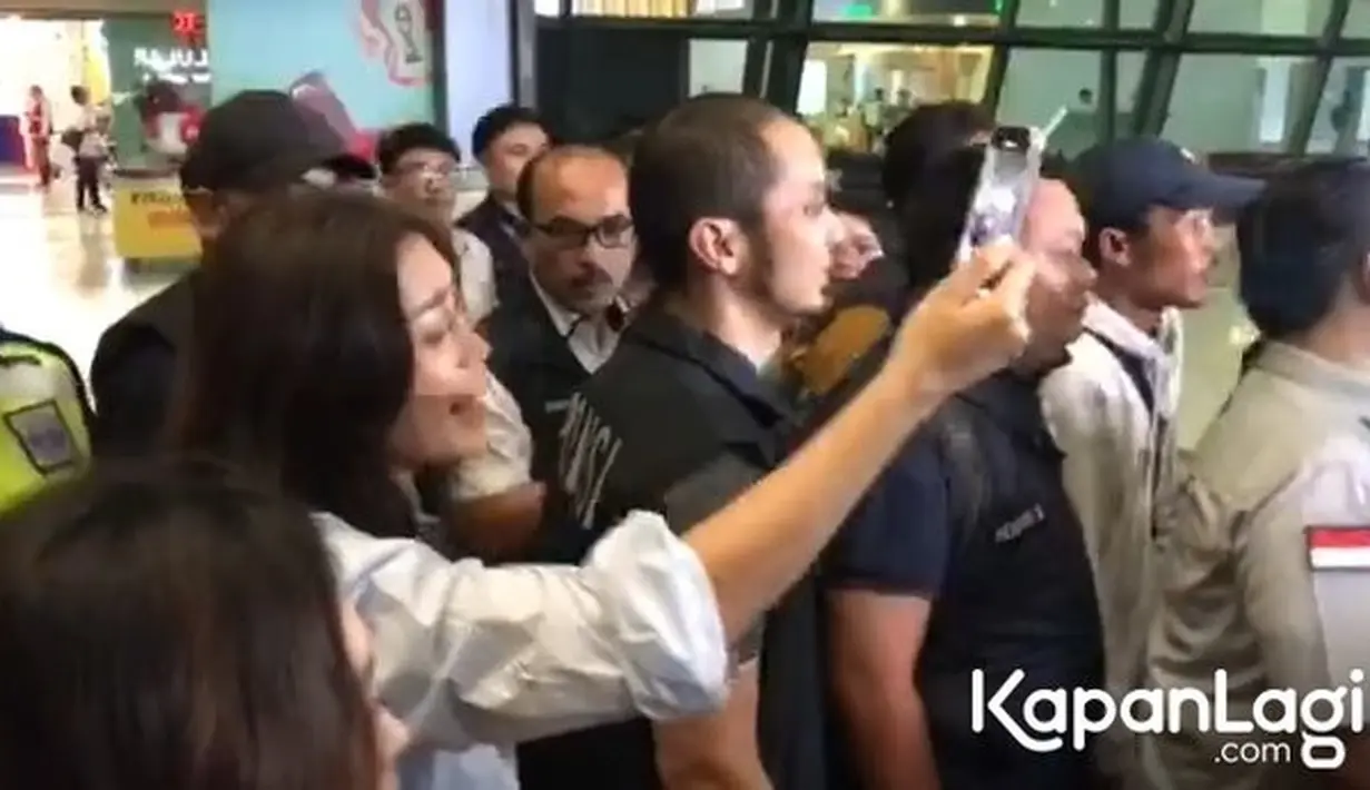 Jedar dan suami tampak tak kuasa menahan emosinya saat pria yang dulu menjadi rekan bisnisnya digelandang aparat. Jedar tampak teriak-teriak minta Steven mengembalikan mobil dan uangnya. [Foto: Muhammad Akrom Sukarya/KapanLagi.com]