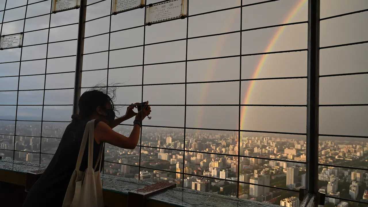Keindahan Pelangi Ganda di Langit Beijing