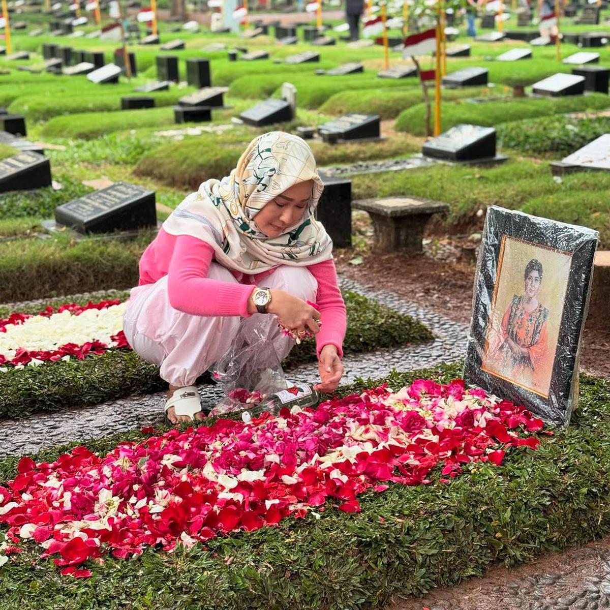 Inul Daratista Ziarah ke Makam Titiek Puspa di Hari ke-7 Meninggalnya Sang Legenda