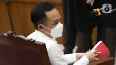 Ricky Rizal saat menjalani sidang perdana terkait kasus pembunuhan Brigadir Nofriansyah Yosua Hutabarat atau Brigadir J di Ruang Utama Pengadilan Negeri Jakarta Selatan, Senin (17/10/2022). Sidang perdana Ricky Rizal yang beragendakan pembacaan dakwaanoleh Jaksa Penuntut Umum. (Liputan6.com/Herman Zakharia)