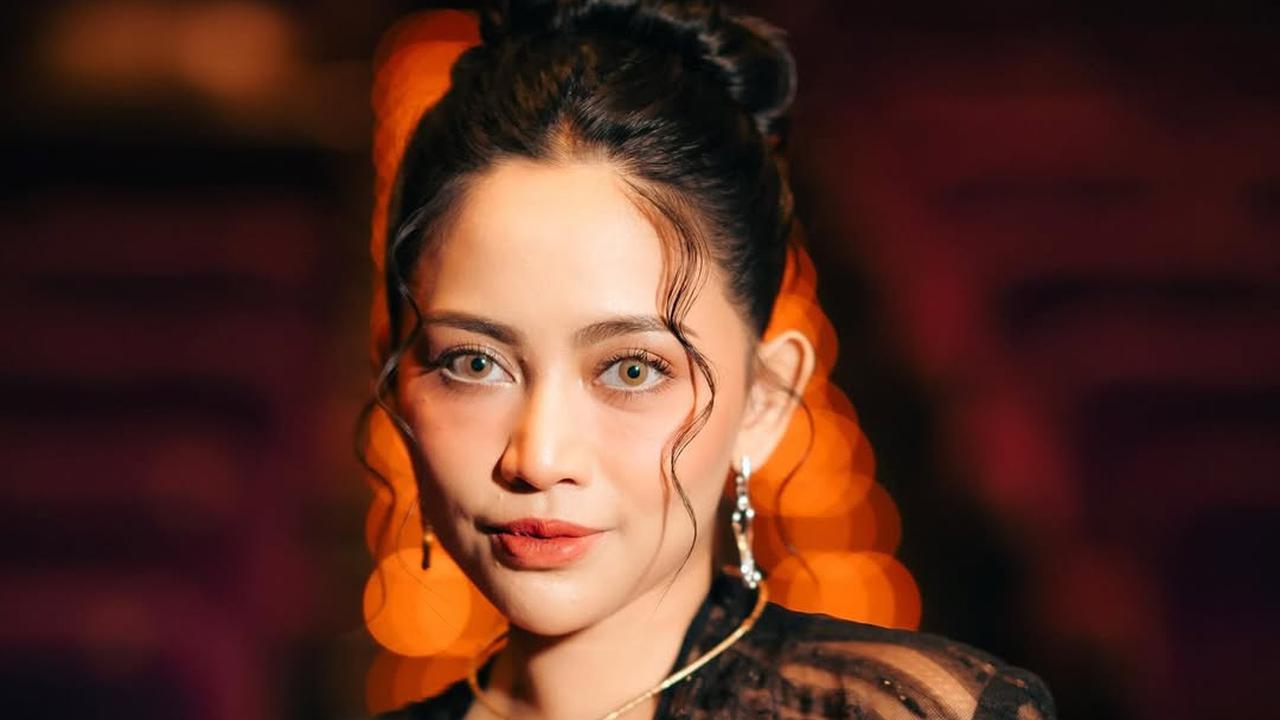 Potret Cantik Rachel Venya Pakai Kebaya Hitam Transparan di Gala Premiere Film 'HUTANG NYAWA'