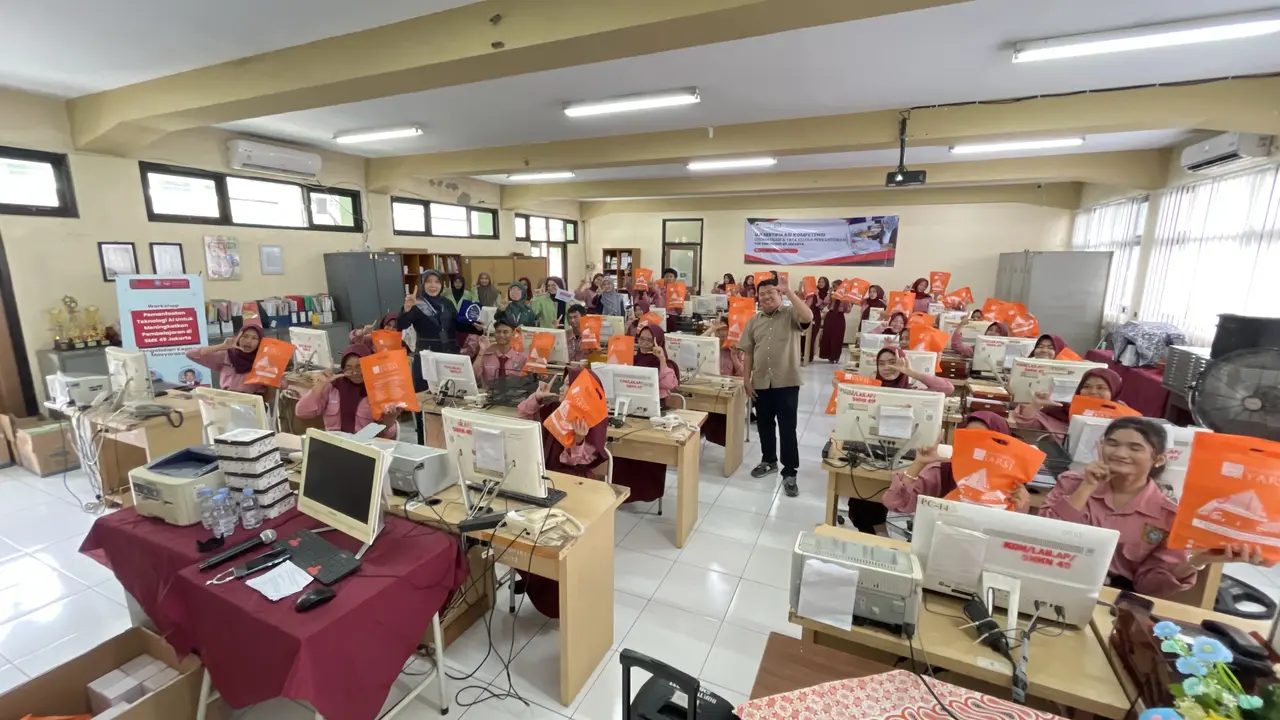 Siswa SMK Negeri 49 Jakarta menyambut dengan antusias pelaksanaan workshop pemanfaatan teknologi Artificial Intelligence (AI) yang digelar tim pengabdian masyarakat Universitas YARSI.