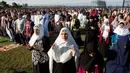 Ratusan umat muslim melaksanakan melaksanakan salat Idul Adha di Taman Bensonhurst di wilayah Brooklyn di New York (1/9). Umat Muslim di seluruh dunia merayakan Hari RayaIdul Adha. (AP Photo / Mark Lennihan)