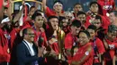 Kapten Bali United, Fadhil Sausu, menerima trofi gelar juara Liga 1 2019 di Stadion Kapten I Wayan Dipta, Bali, Minggu (22/12). Bali berada di peringkat satu dengan meraih 64 poin. (Bola.com/Aditya Wany)