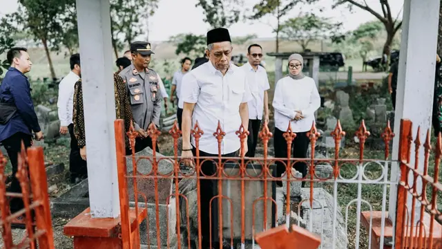 Wakil Menteri Sosial (Wamensos) Agus Jabo Priyono berziarah ke makam aktivis buruh, Marsinah di Desa Nglundo, Kecamatan Sukomoro, Nganjuk, Jawa Timur, Jumat (10/10/2025).  Biro Humas Kemensos/ Rachmad Aditya