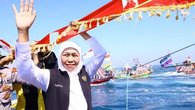 Khofifah Indar Parawansa saat mengikuti  tradisi petik laut di Pantai Desa Kalibuntu Probolinggo. (Istimewa)