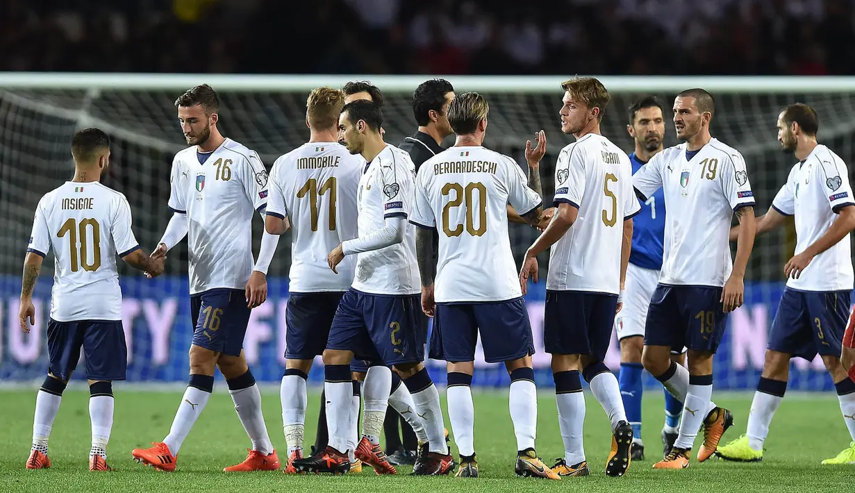 Para pemain Italia meninggalkan lapangan usai pertandingan melawan Makedonia pada laga Kualifikasi Piala Dunia 2018 di Stadion Olimpico, Turin, Jumat (6/10/2017). Italia ditahan imbang 1-1 dengan Makedonia. (AP/Alessandro Di Marco)