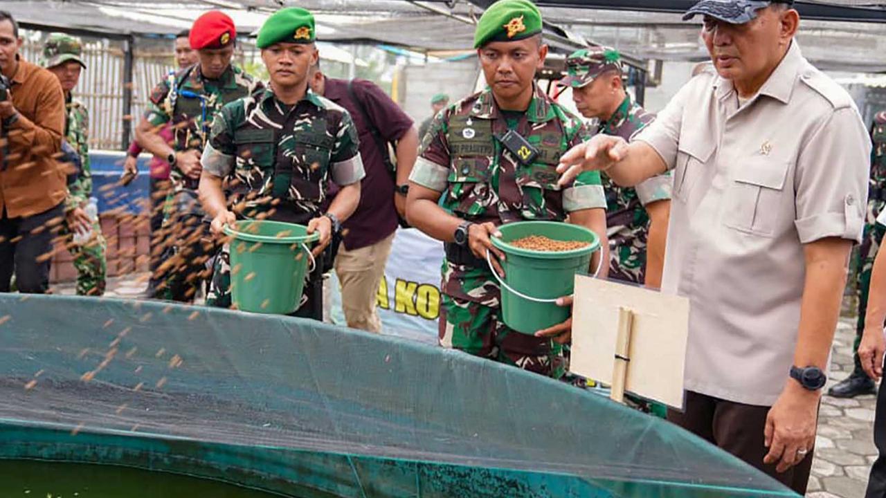 FOTO: Menhan Sjafrie Tinjau Yonif TP 843, Perkuat Sinergi Pertahanan, Kesehatan, dan Ketahanan Pangan