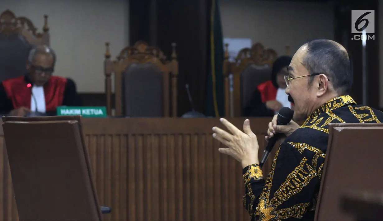 Terdakwa perkara merintangi penyidikan KPK pada kasus korupsi e-KTP, Fredrich Yunadi saat mengikuti sidang lanjutan di Pengadilan Tipikor, Jakarta, Kamis (24/5). Sidang memeriksa keterangan terdakwa. (Liputan6.com/Helmi Fithriansyah)