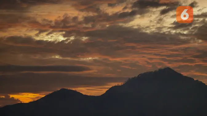 <p>Hasil foto Galaxy S24 Ultra untuk menjepret momen sunrise di Kintamani, Bali, menggunakan mode zoom 10x. (Liputan6.com/ Agustin Setyo Wardani)</p>