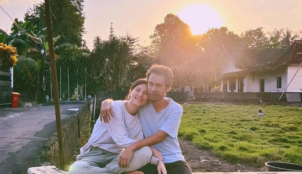Baik Eross dan Sarah, keduanya tampak kompak dengan kesederhanaan gaya masing-masing. [Foto: Instagram/ Sarah Candra]